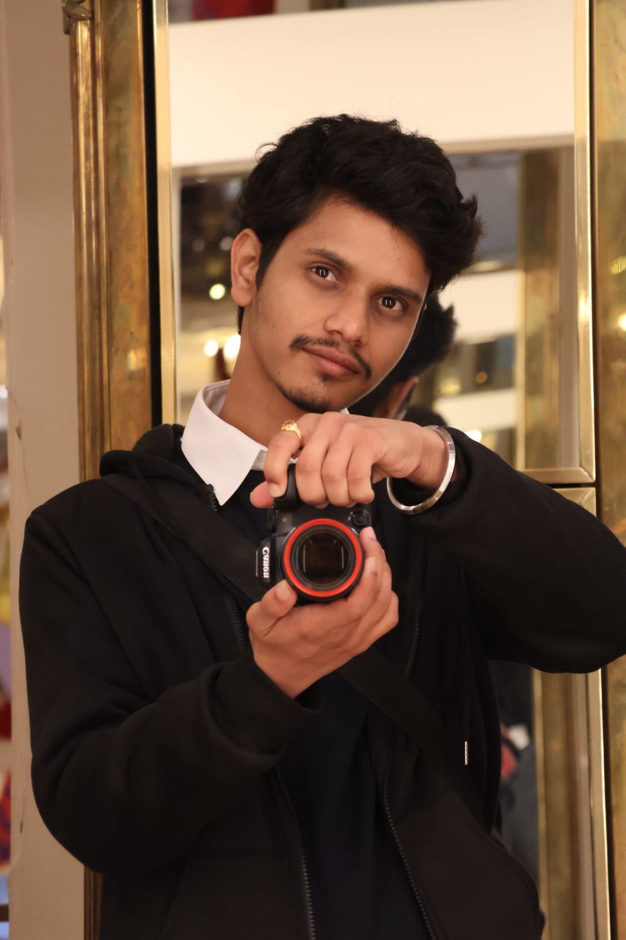 Self portrait with a Canon DSLR in a mirror frame
